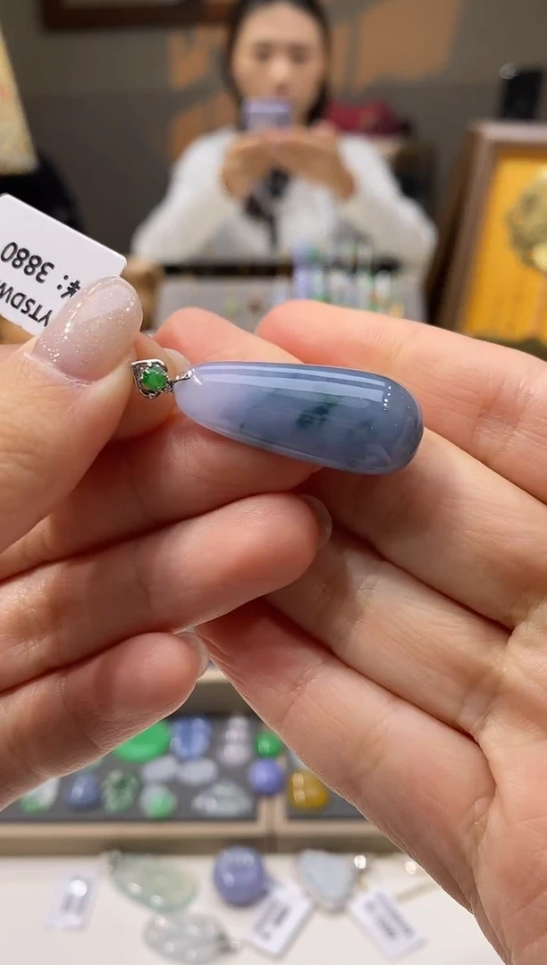 颈饰18K金镶嵌翡翠福瓜