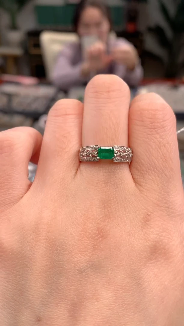 【闪购商品】祖母绿戒指18K金镶嵌祖母绿