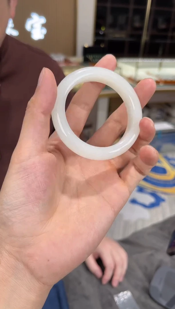 未镶嵌手镯和田玉一个圈口：54-55mm