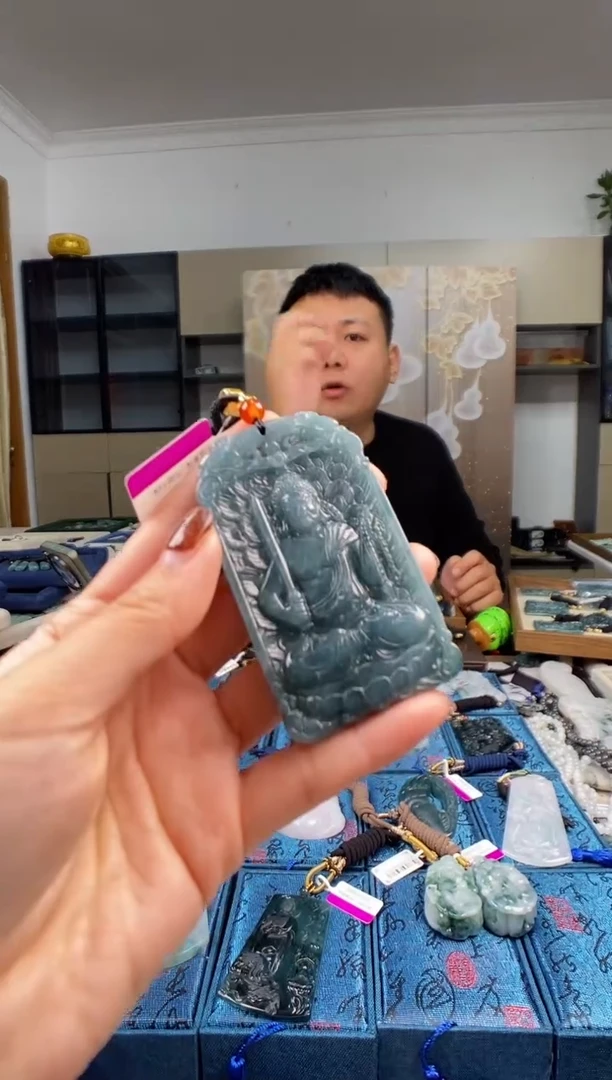 颈饰未镶嵌翡翠  多样性发其一
