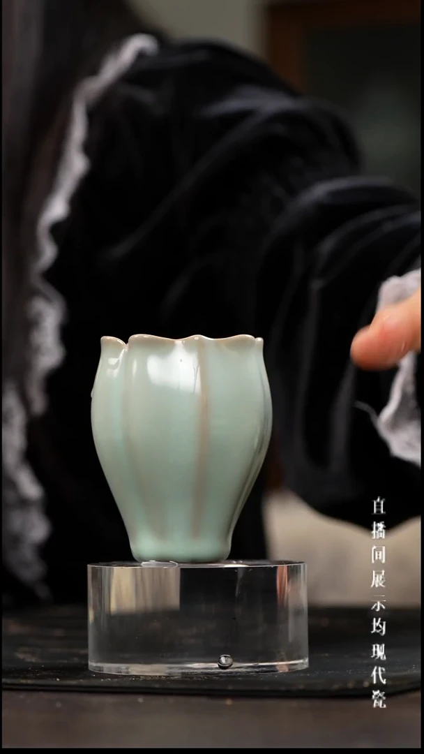 景德镇汝窑杯杯。