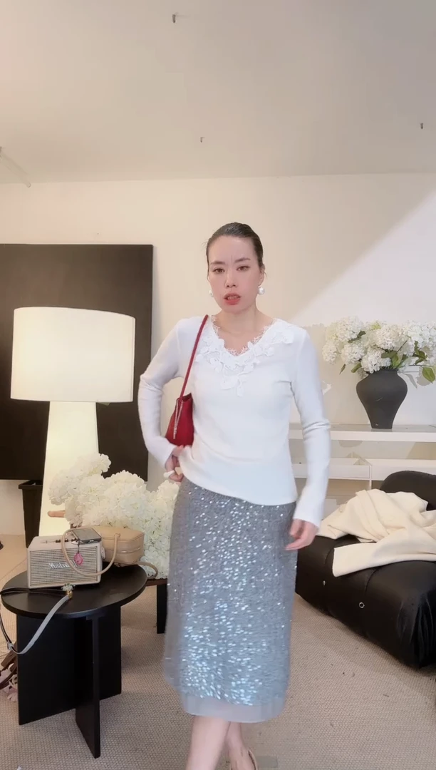 白色立体花朵V领毛衫M