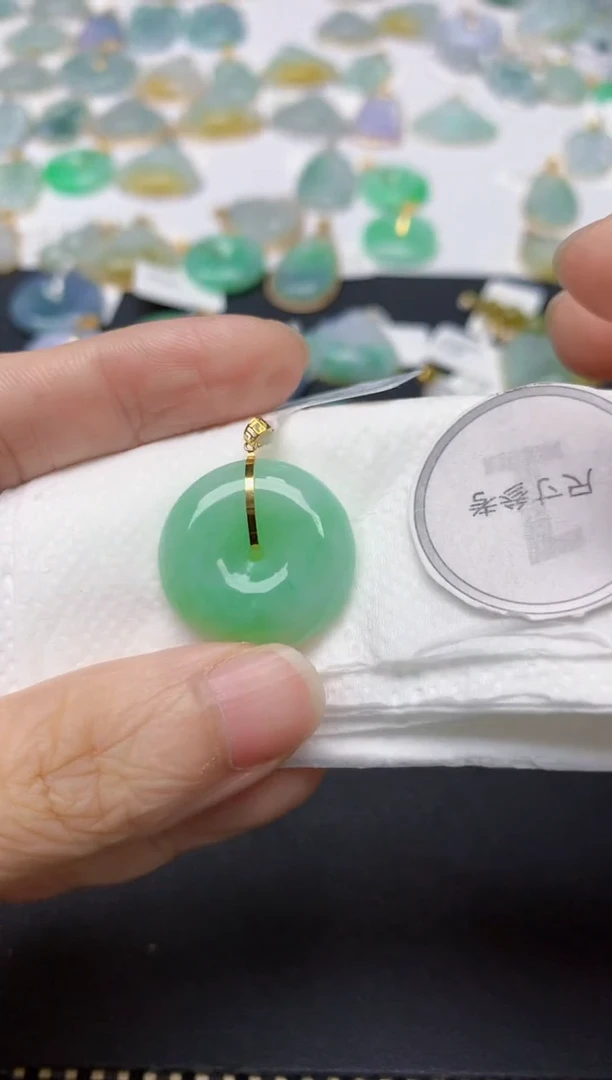 翡翠18K金镶嵌颈饰天然缅甸A货翡翠