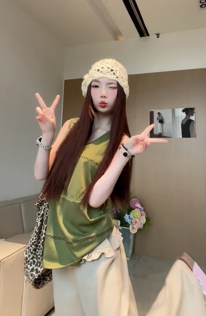 25夏季新款时髦休闲减龄多巴胺松弛日常百搭无袖明线设计背心上衣