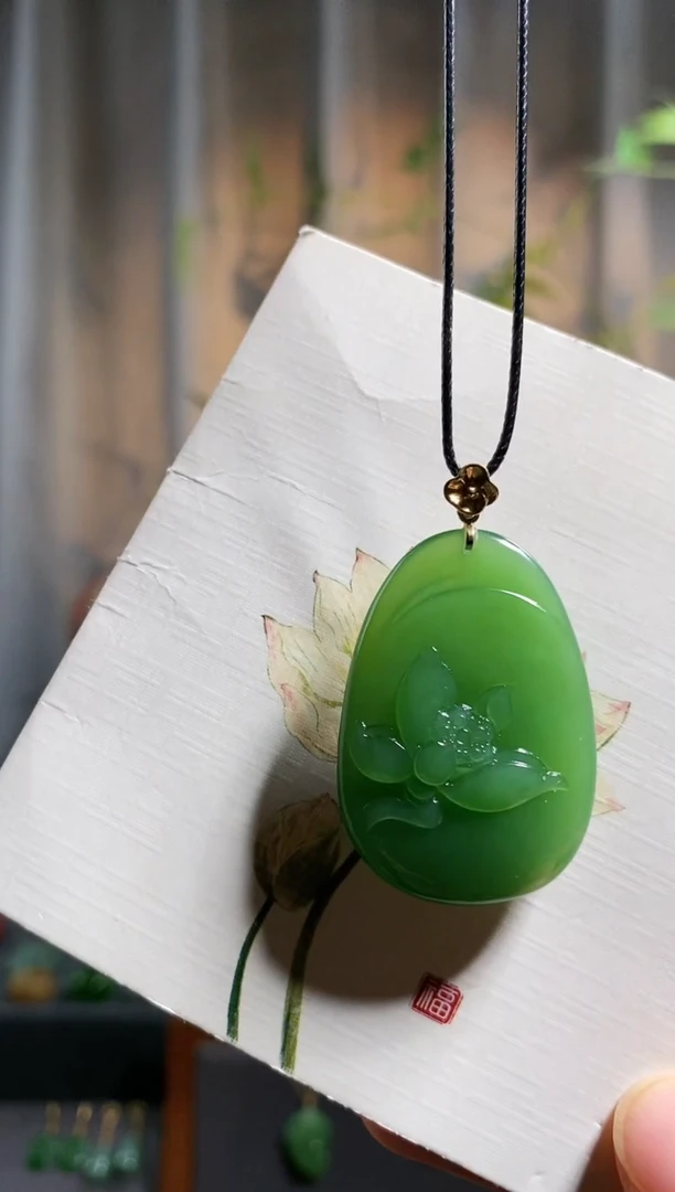 【闪购商品】和田玉颈饰18K金镶嵌，碧玉荷花牌