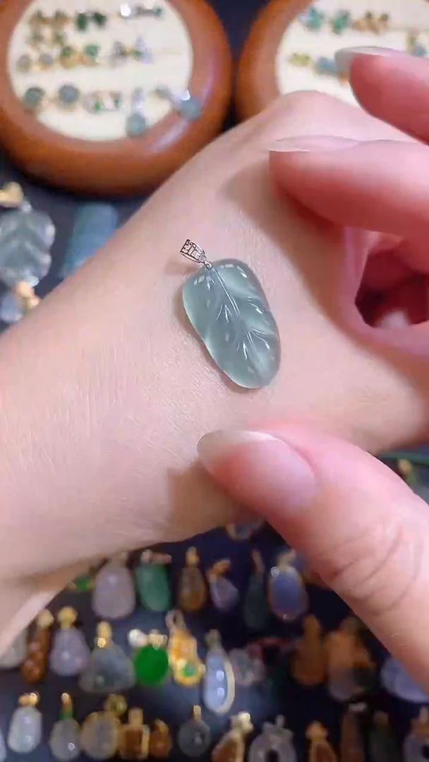 翡翠18K金镶嵌颈饰天然A货翡翠