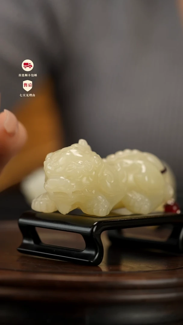 云南石竹叶青雕刻：吞金貔貅手把件摆件