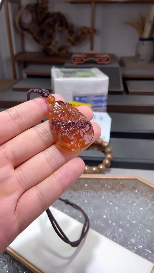 琥珀颈饰未镶嵌兽牌
