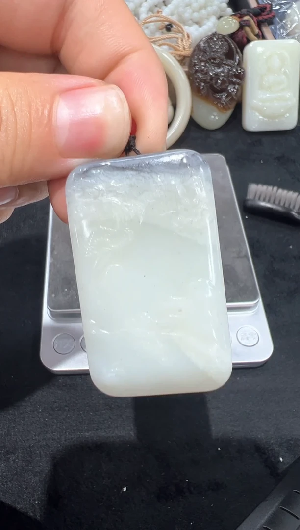 和田玉未镶嵌颈饰玉牌，微瑕