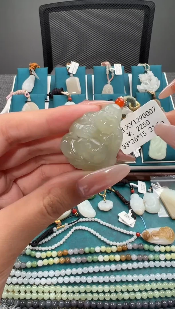 颈饰未镶嵌和田玉吊坠 XY