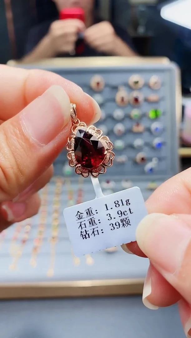 18K金镶嵌颈饰碧玺3.9..