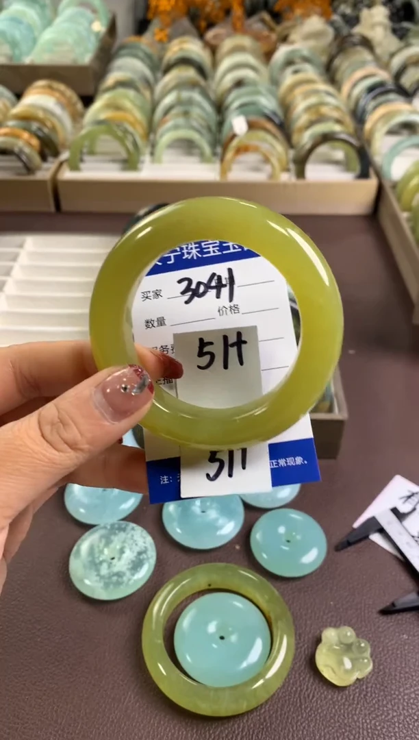 【闪购商品】蛇纹石玉手镯未镶嵌3041