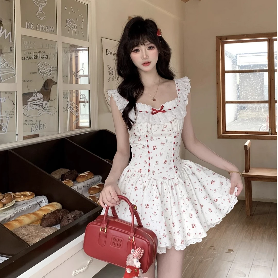 法式复古樱桃碎花吊带连衣裙女2025度假新款红色开衫减龄小裙子