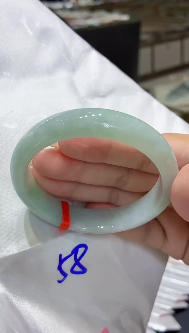 翡翠手镯未镶嵌翡翠手镯