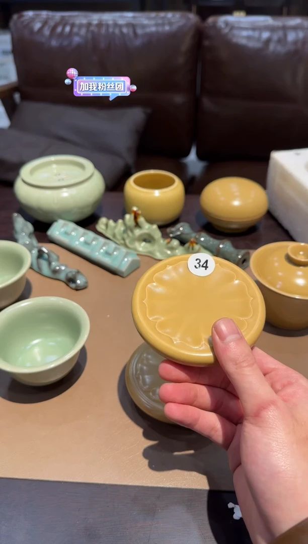 34窑承青瓷黄釉莲瓣盖置