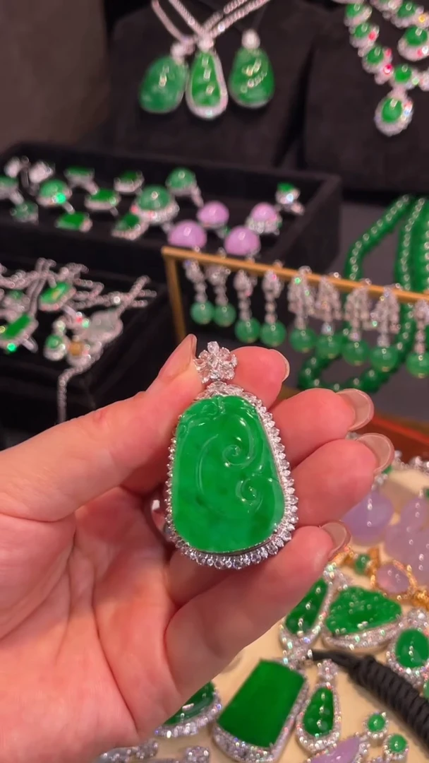 翡翠18K金镶嵌颈饰翡翠吊坠