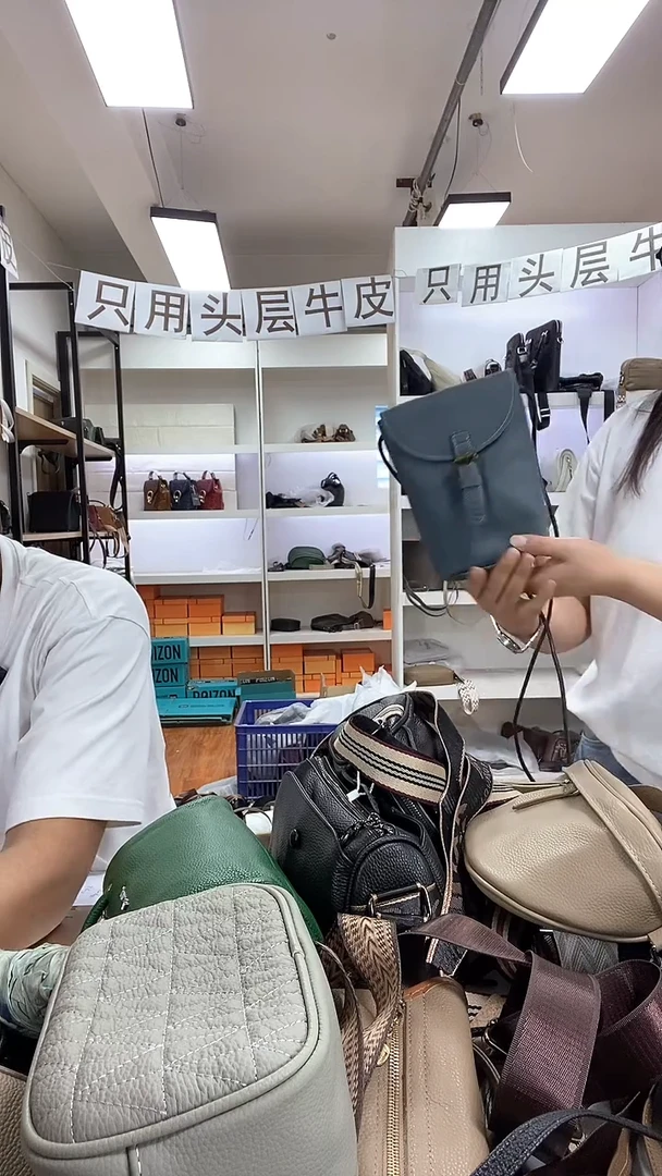 头层牛皮水桶手机包蓝色