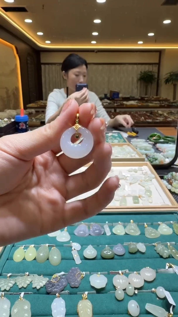 颈饰18K金镶嵌和田玉挂件