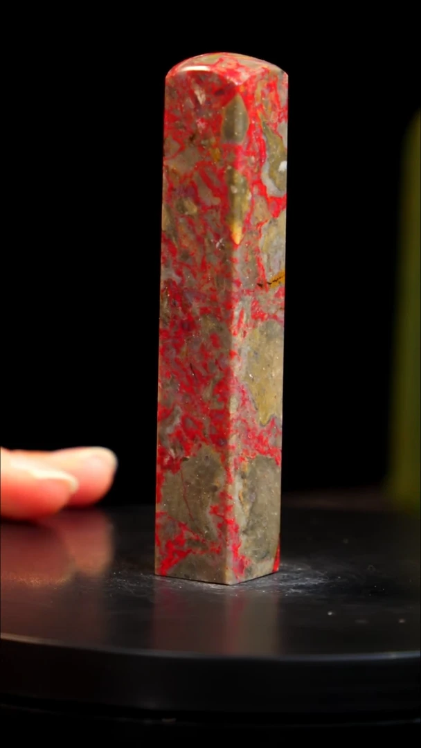 昌化石牛角鸡血石