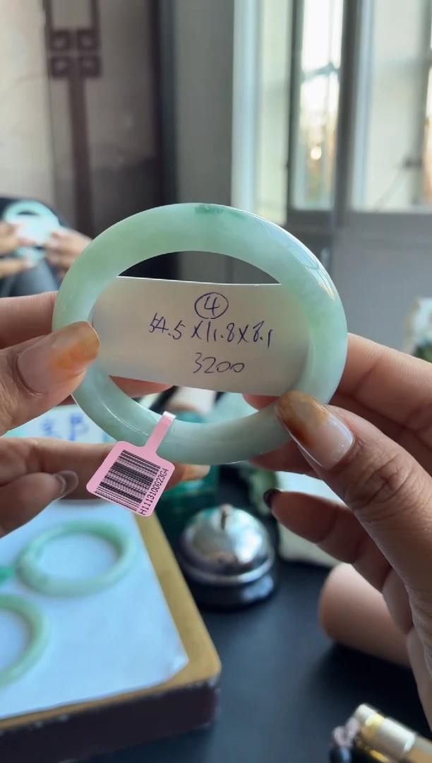 未镶嵌手镯翡翠（晴绿底飘花）有冰纹需包容4号