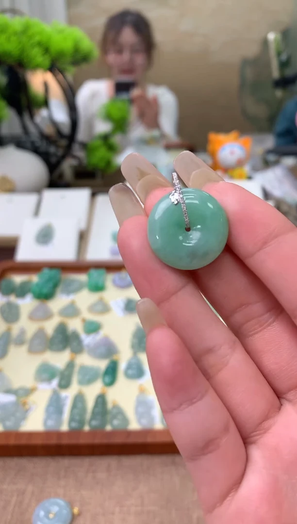 【闪购商品】翡翠颈饰18K金镶嵌天然A货翡翠挂件