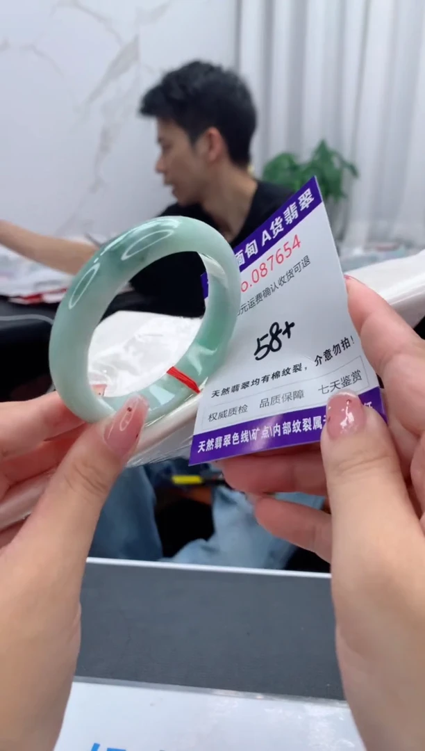未镶嵌手镯翡翠有纹，完美者勿拍