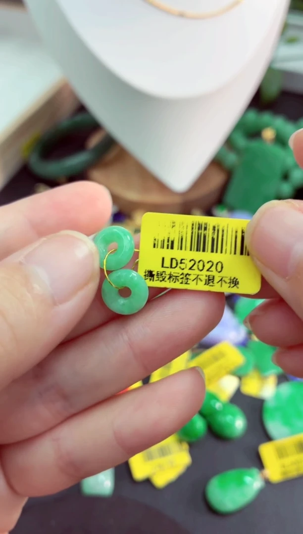 吊坠(不含链)未镶嵌翡翠挂件