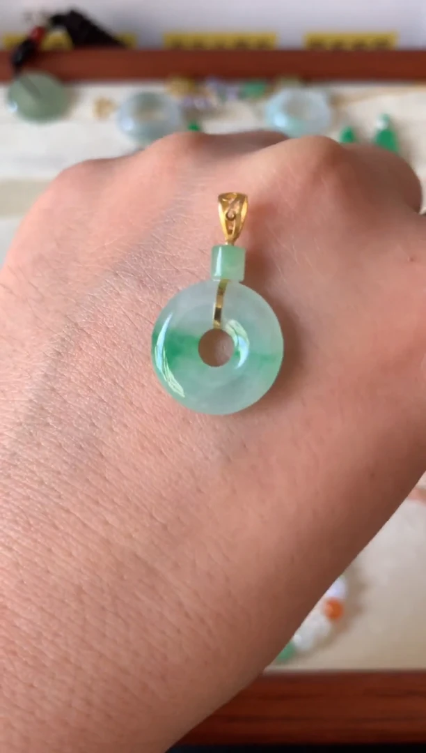 颈饰18K金镶嵌翡翠18