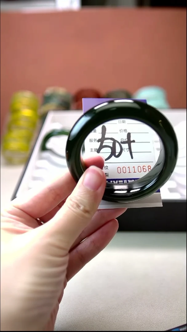 未镶嵌岫玉手镯1