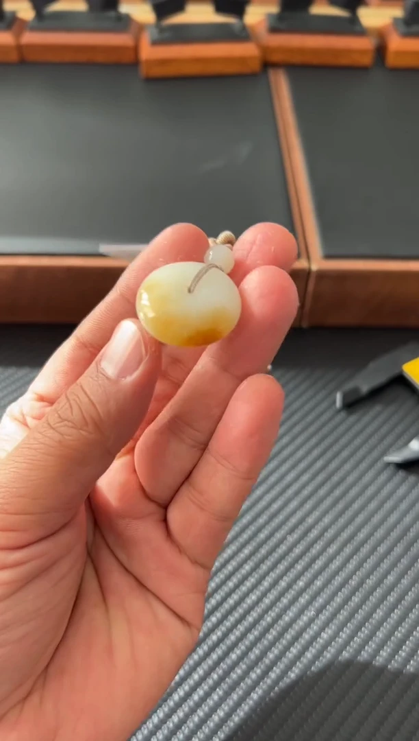 吊坠(赠链)未镶嵌和田玉且末金山微色差平安扣