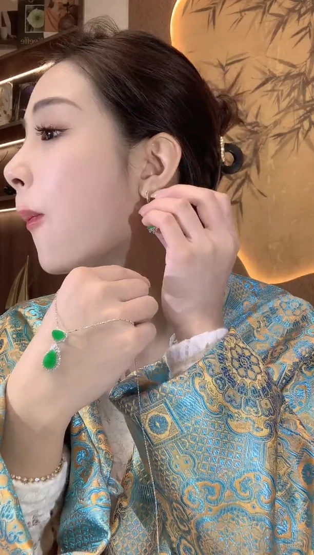 【闪购商品】翡翠吊坠(不含链)18K金镶嵌C38