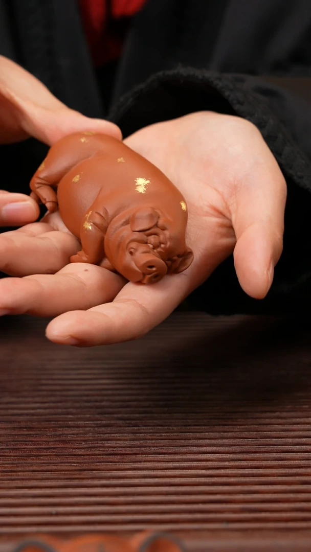 【闪购商品】紫砂茶宠小躺猪（描金）