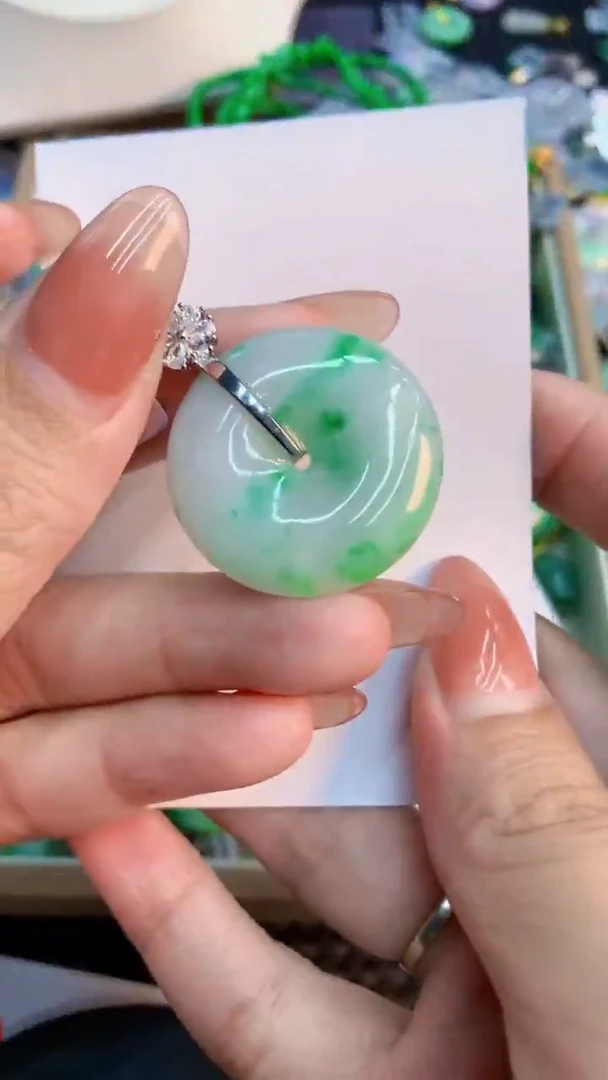 翡翠未镶嵌颈饰           1