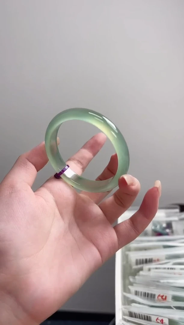 玛瑙/玉髓手镯未镶嵌55-56圈 需要包容