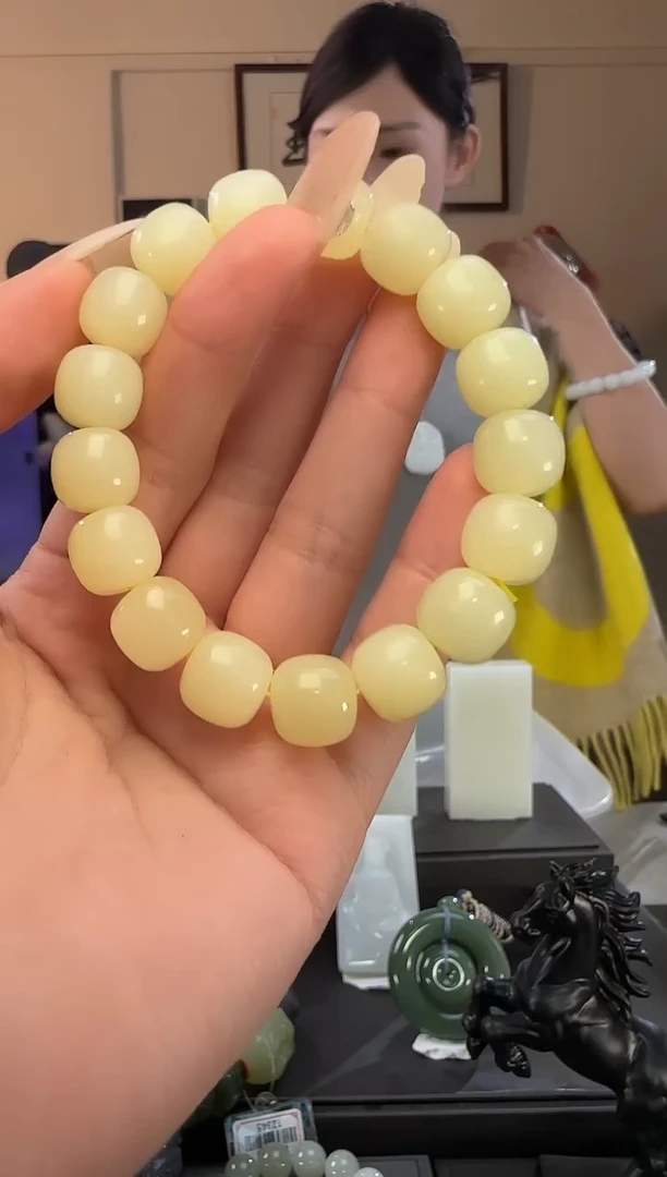 颈饰未镶嵌和田玉黄口老型手串