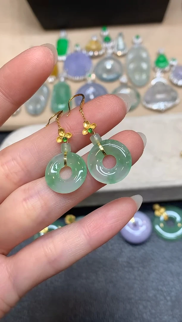 18K金镶嵌翡翠耳饰甜甜圈【无服务费