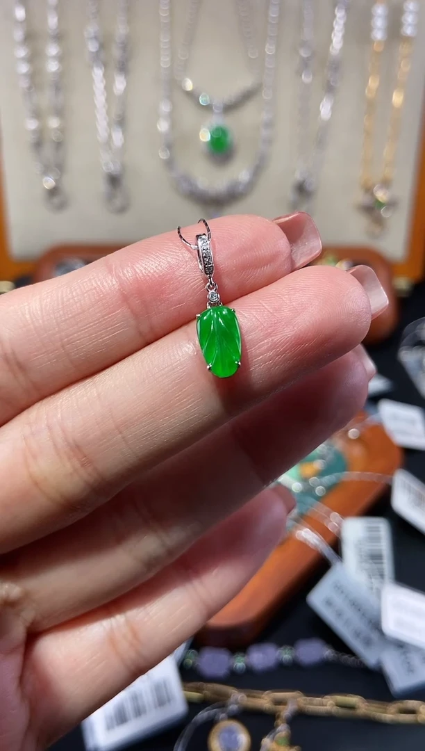 【闪购商品】翡翠颈饰18K金镶嵌吊坠