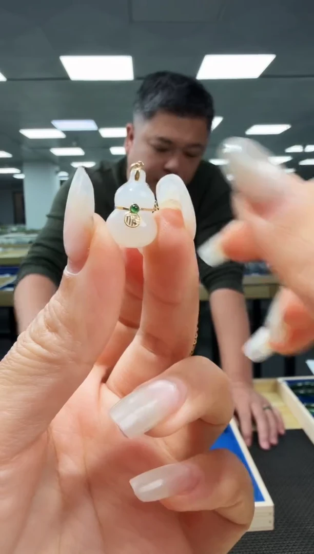 颈饰18K金镶嵌和田玉白玉葫芦吊坠