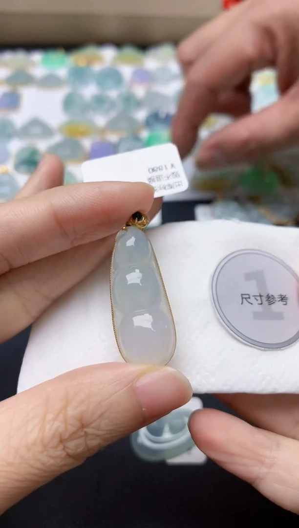 翡翠18K金镶嵌颈饰天然缅甸A货翡翠