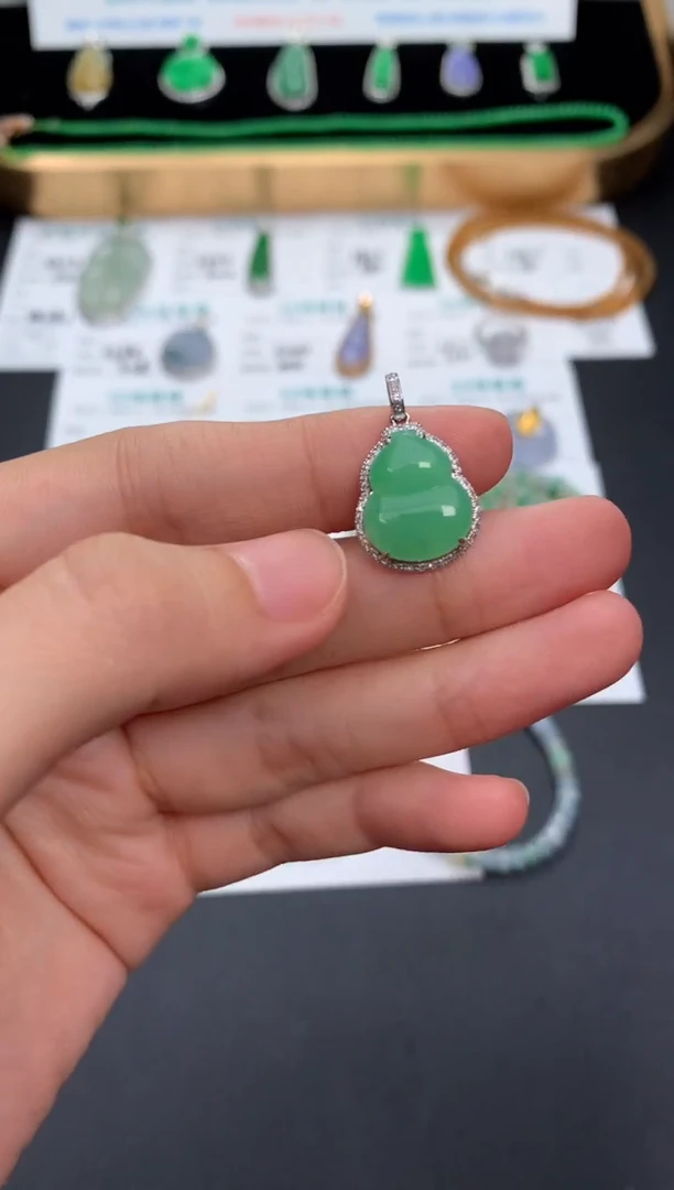 18K金镶嵌挂件翡翠48小时鉴赏期 退货不扣服务费
