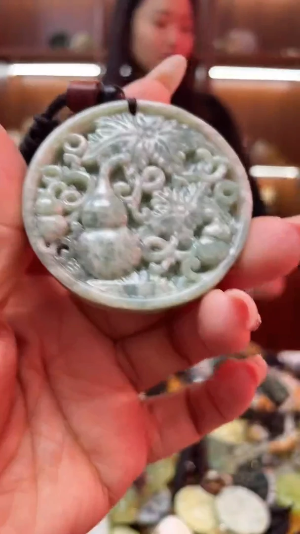 未镶嵌蛇纹石玉吊坠