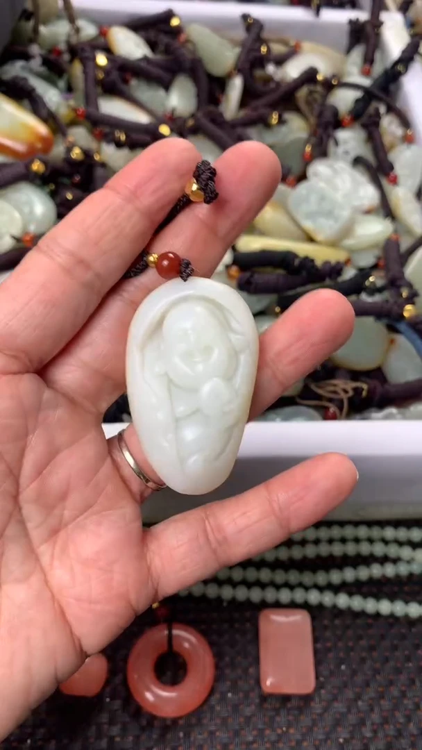 【闪购商品】和田玉颈饰未镶嵌多样性发货没有证书.拍一发一，有瑕