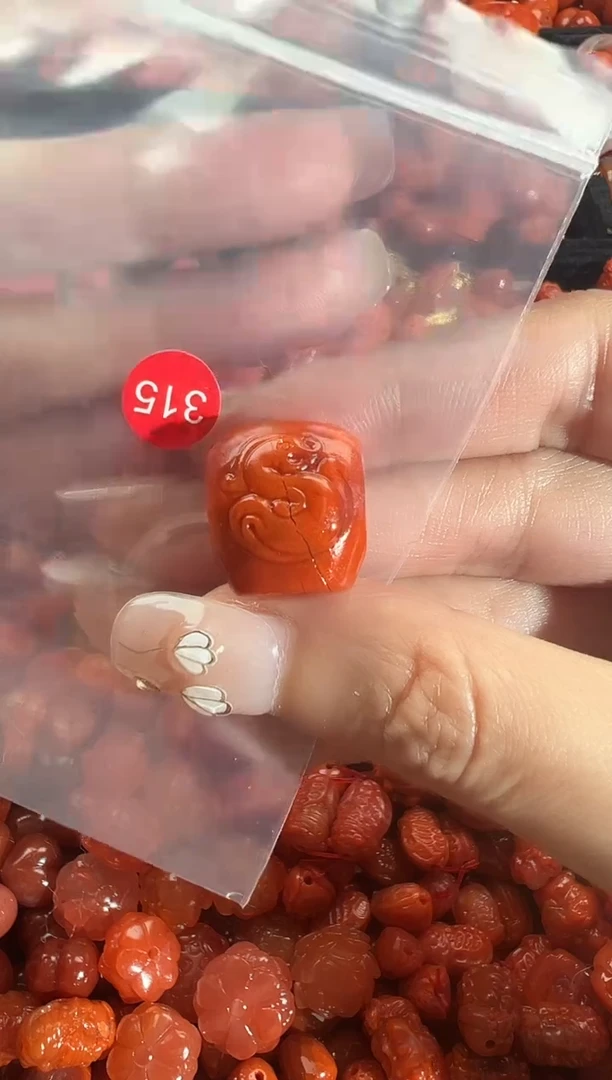 颈饰未镶嵌南红玛瑙1