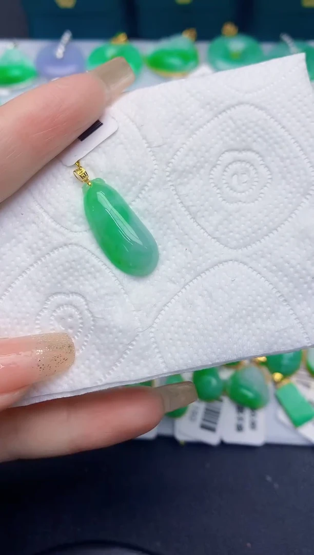 颈饰18K金镶嵌翡翠缅甸天然翡翠A货