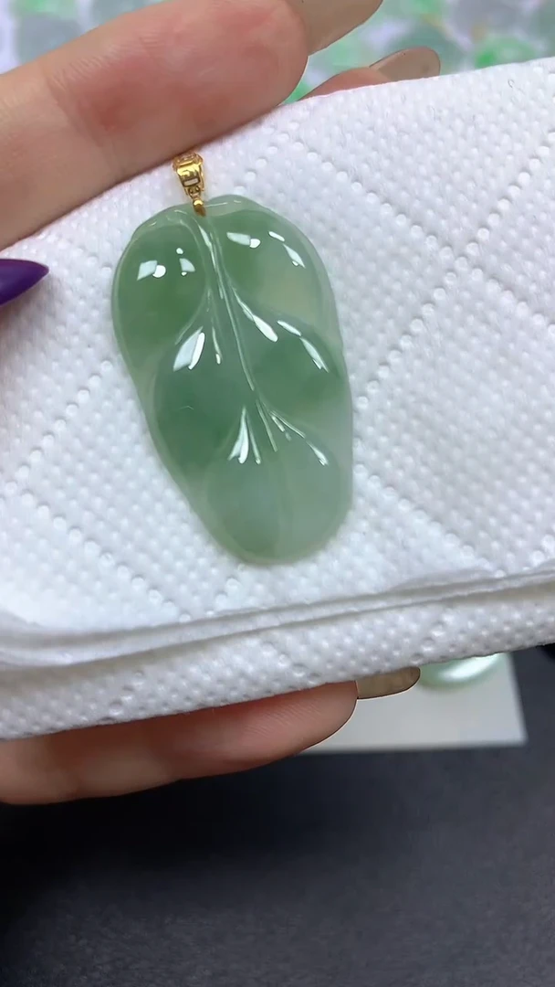 颈饰18K金镶嵌翡翠