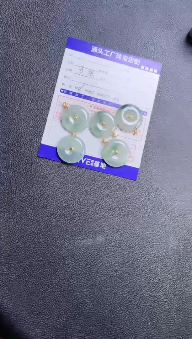 翡翠挂件18K金镶嵌多样性发一件