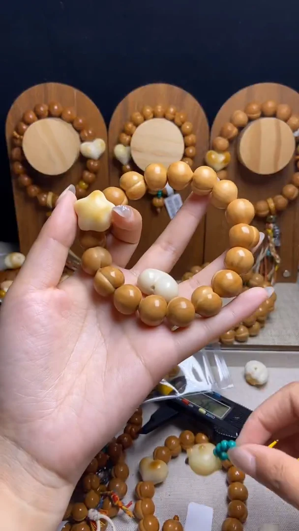 手串猴头核桃伊**?全品纯手工奶油泡芙爱心绿跑环吊坠（柯屁）手串