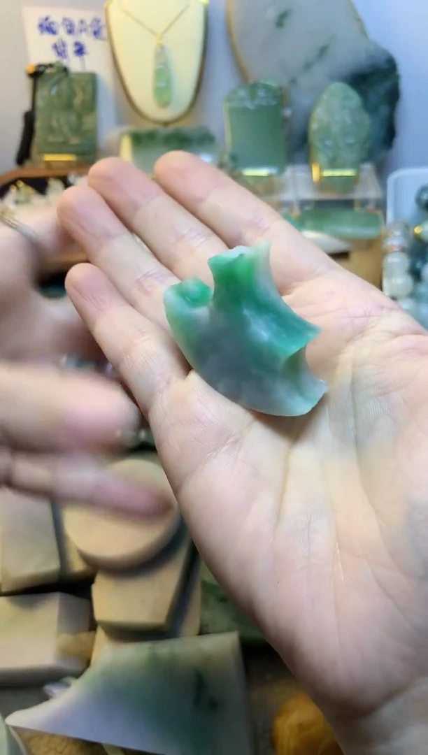 翡翠挂件未镶嵌豪***剑缅甸A货翡翠，没有运费险