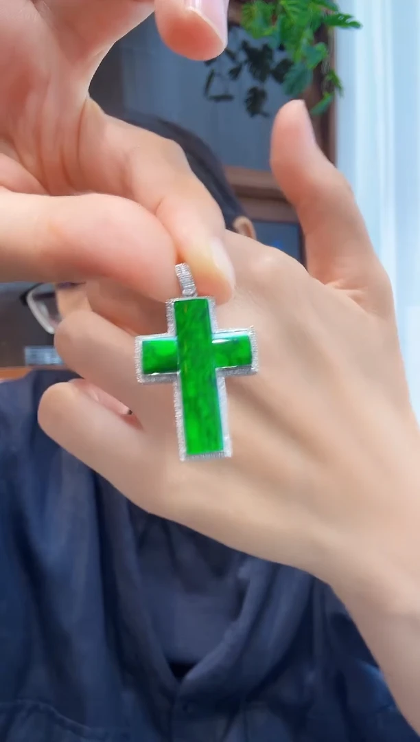 颈饰18K金镶嵌翡翠00005800