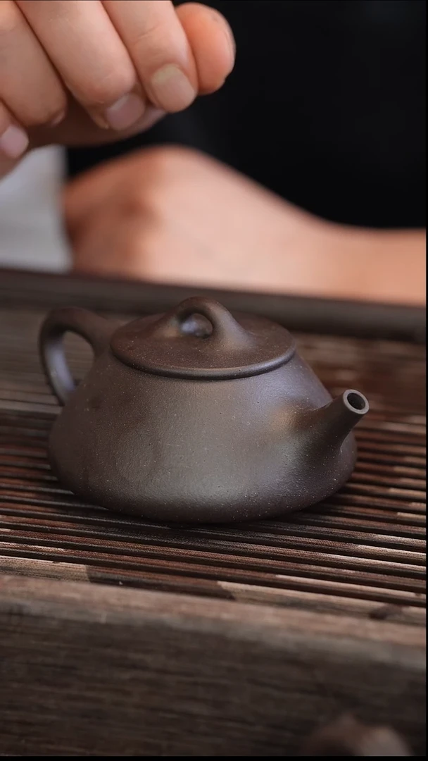 茶壶紫砂石瓢 黑金砂 半手工 180cc